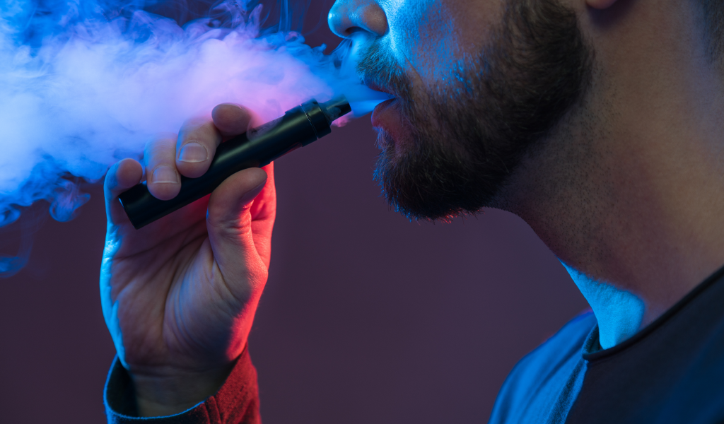 La delgada línea de fumar y vapear